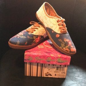 Brand new Catchfly shoe